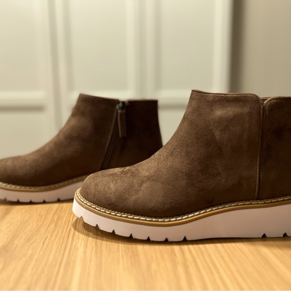Women’s booties - Picture 1 of 3